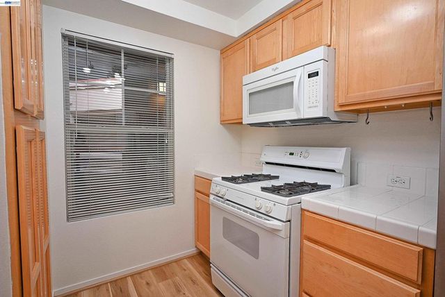 280 Caldecott Ln 221, Oakland, CA 94618