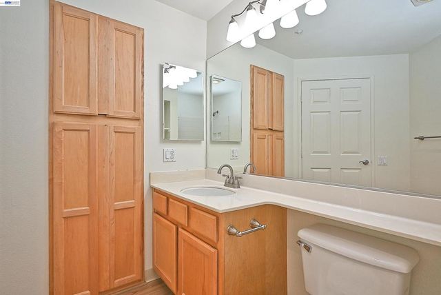 280 Caldecott Ln 221, Oakland, CA 94618
