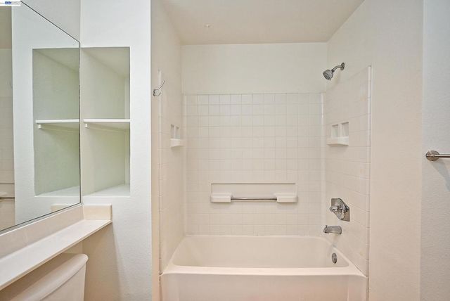 280 Caldecott Ln 221, Oakland, CA 94618