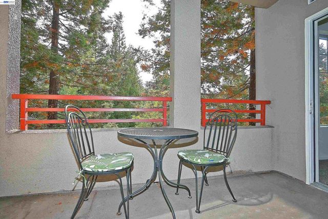 280 Caldecott Ln 221, Oakland, CA 94618