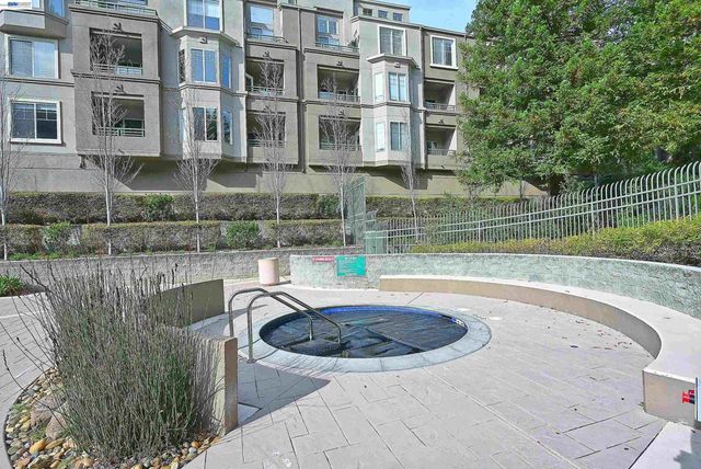 280 Caldecott Ln 221, Oakland, CA 94618