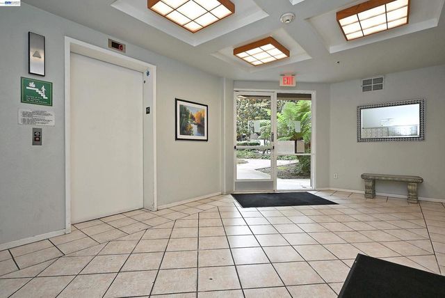 280 Caldecott Ln 221, Oakland, CA 94618