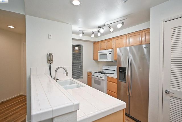 280 Caldecott Ln 221, Oakland, CA 94618