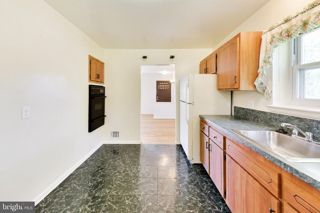 Image 11 of property listing at 4206 LYONS ST, Temple Hills, MD 20748