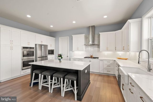 38866 SILVER KING CIR, Waterford, VA 20197