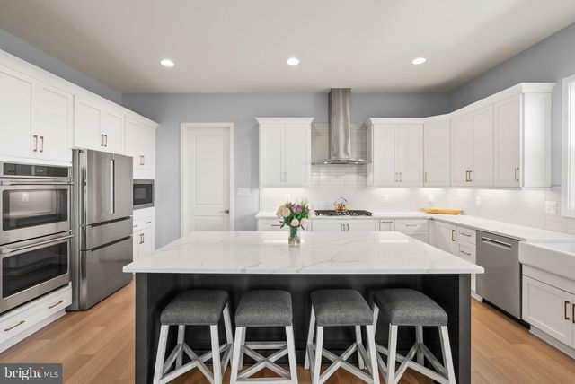 38866 SILVER KING CIR, Waterford, VA 20197