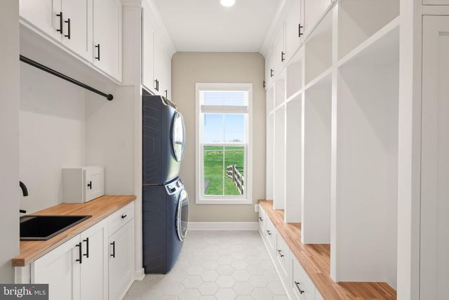 38866 SILVER KING CIR, Waterford, VA 20197