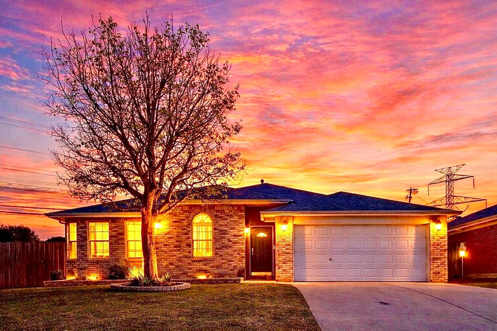 10604 Cobblestone Drive, Benbrook, TX 76126