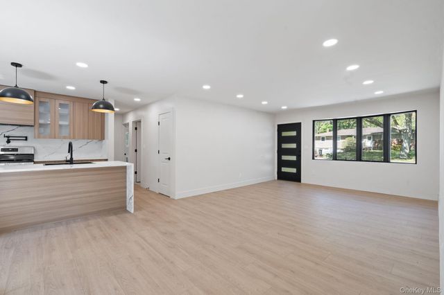 14 Ellen Place, Kings Park, NY 11754