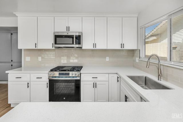 2731 Dracena Street, Bakersfield, CA 93304