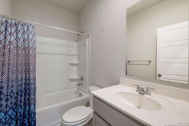 3023 Laguna Cliffs, Converse, TX 78109