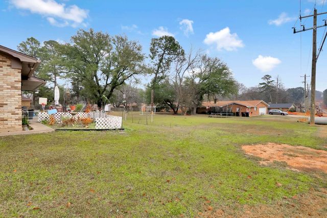 1900 Clinton St, Longview, TX 75604