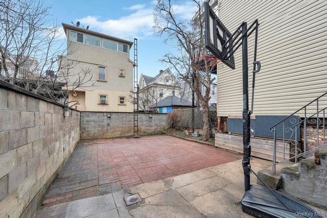 634 E 3rd Street, Brooklyn, NY 11218