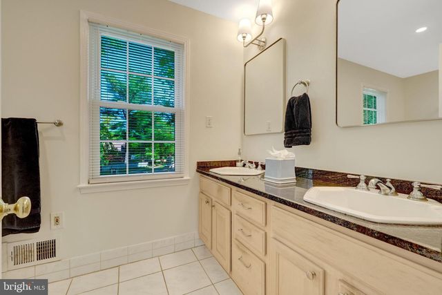 502 WOODLAND CT NW, Vienna, VA 22180
