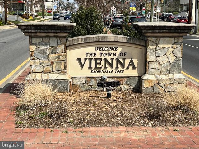 502 WOODLAND CT NW, Vienna, VA 22180