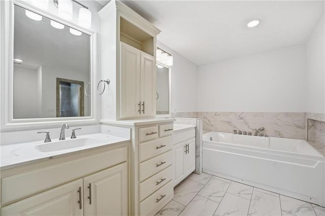 12104 E 68th Terrace, Kansas City, MO 64133