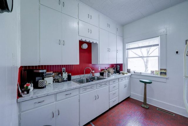 1012 Stewart St, Winfield, KS 67156