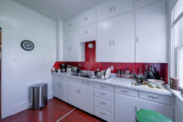 1012 Stewart St, Winfield, KS 67156