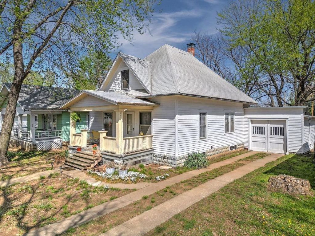 1012 Stewart St, Winfield, KS 67156