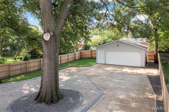 8900 Moritz Avenue, St Louis, MO 63144