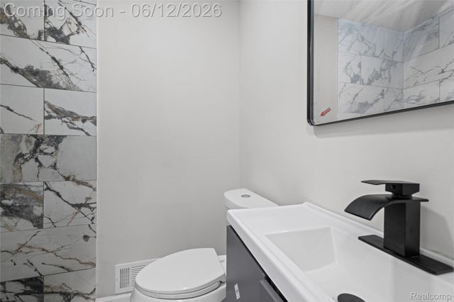 30772 J Carls Street, Roseville, MI 48066