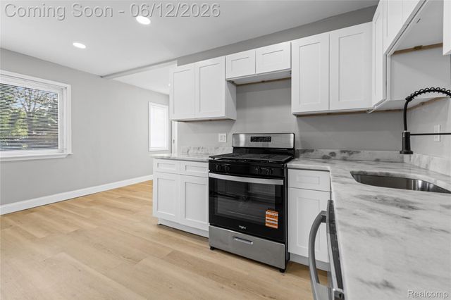 30772 J Carls Street, Roseville, MI 48066