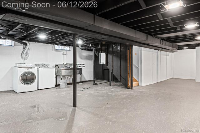 30772 J Carls Street, Roseville, MI 48066