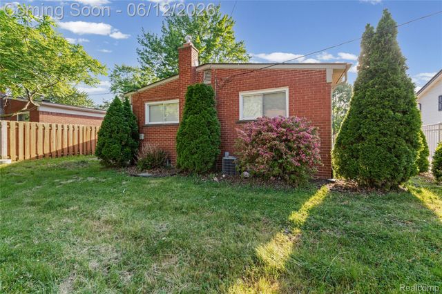 30772 J Carls Street, Roseville, MI 48066