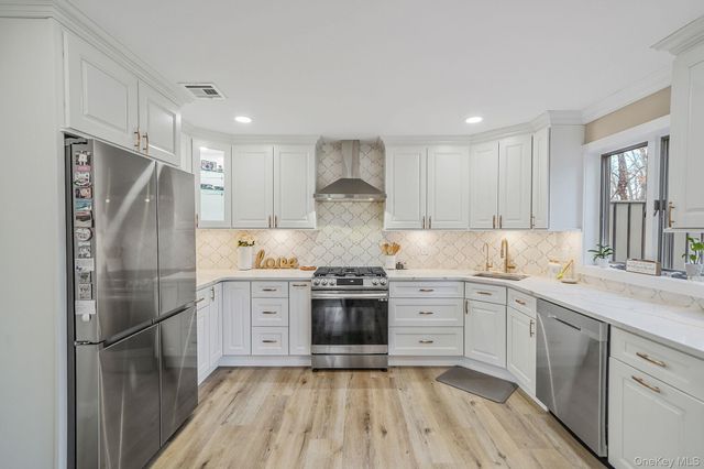 6 Stone Gate Court 6, Smithtown, NY 11787