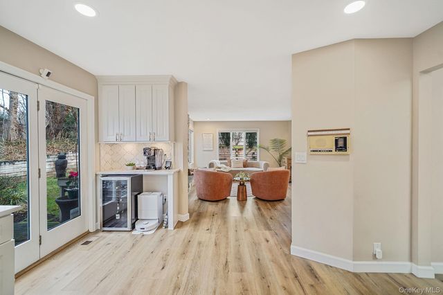 6 Stone Gate Court 6, Smithtown, NY 11787