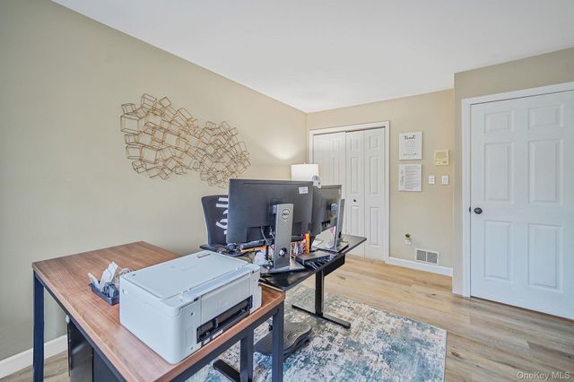 6 Stone Gate Court 6, Smithtown, NY 11787