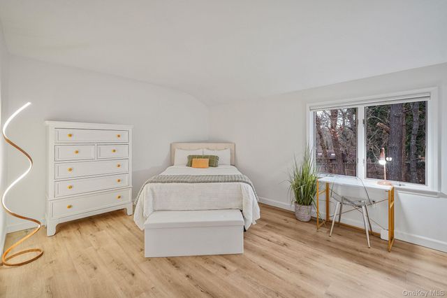 6 Stone Gate Court 6, Smithtown, NY 11787