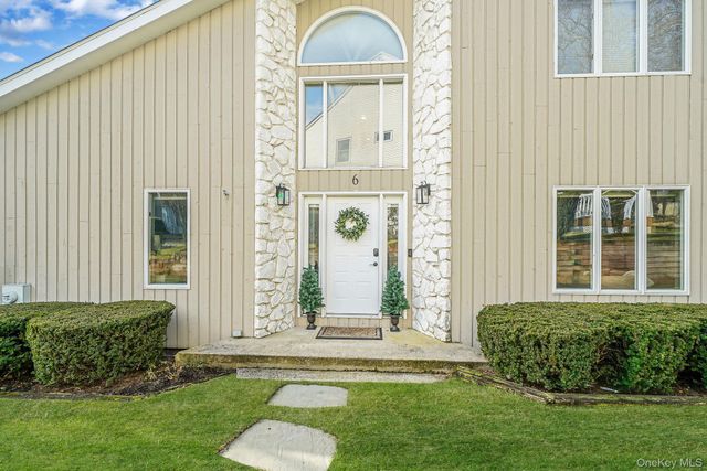 6 Stone Gate Court 6, Smithtown, NY 11787