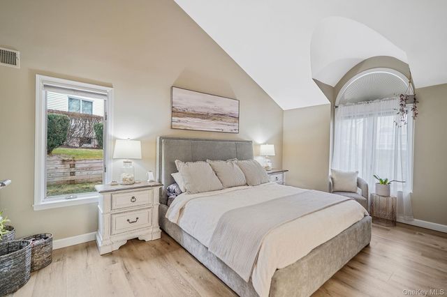 6 Stone Gate Court 6, Smithtown, NY 11787