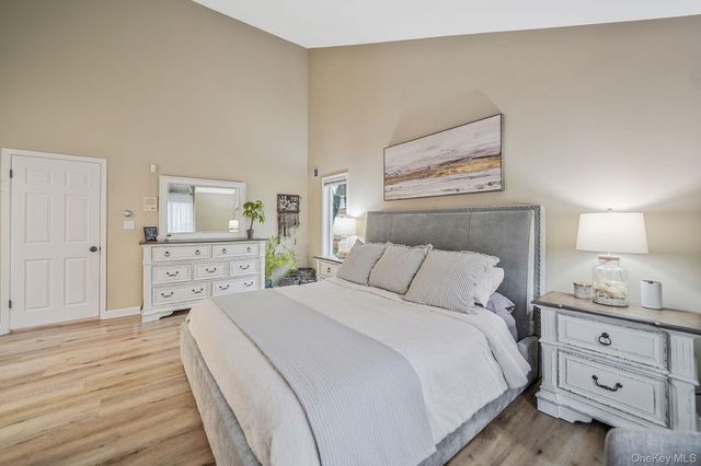 6 Stone Gate Court 6, Smithtown, NY 11787