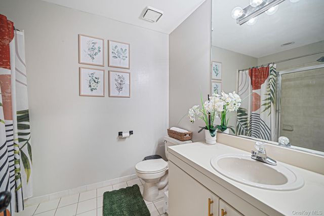 6 Stone Gate Court 6, Smithtown, NY 11787