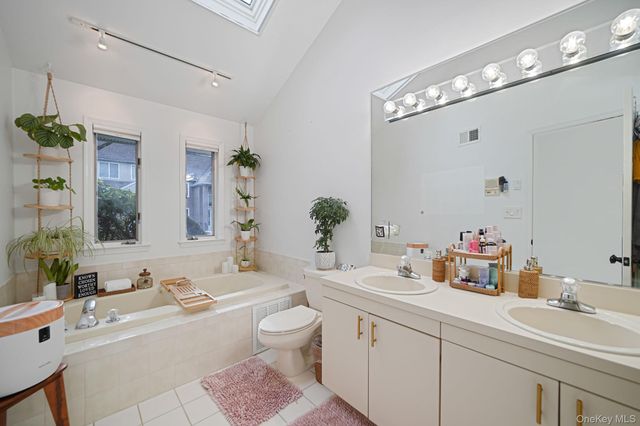 6 Stone Gate Court 6, Smithtown, NY 11787