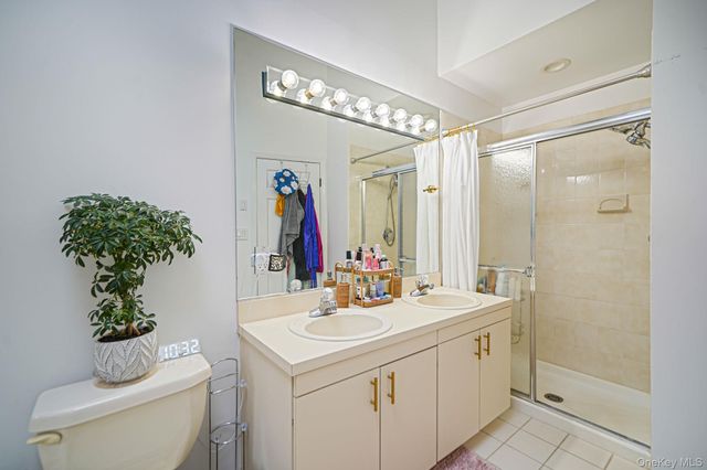 6 Stone Gate Court 6, Smithtown, NY 11787