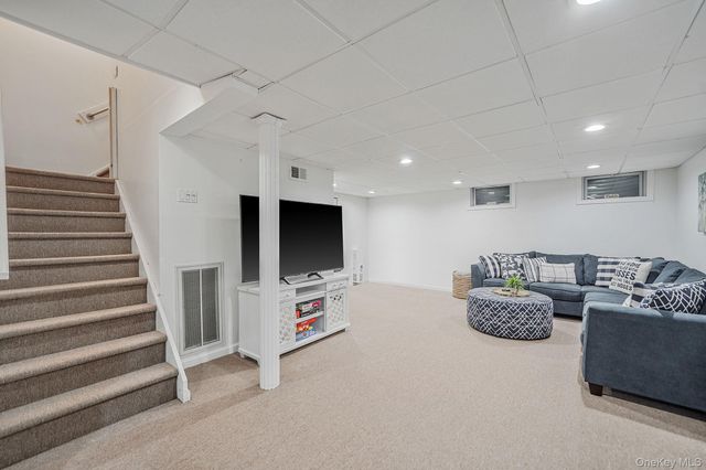 6 Stone Gate Court 6, Smithtown, NY 11787