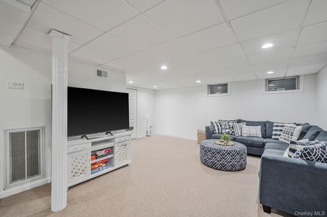 6 Stone Gate Court 6, Smithtown, NY 11787