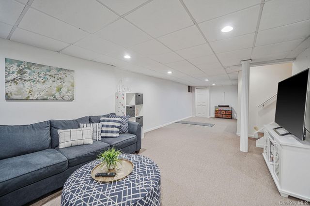 6 Stone Gate Court 6, Smithtown, NY 11787