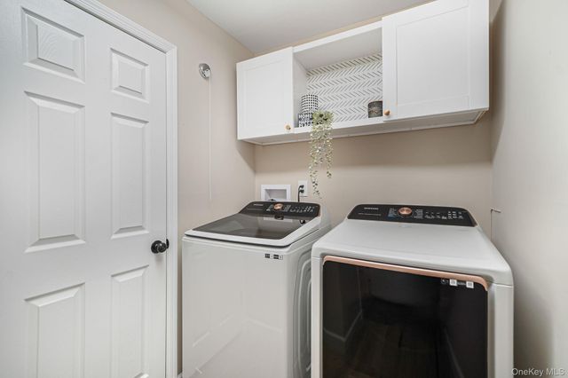 6 Stone Gate Court 6, Smithtown, NY 11787