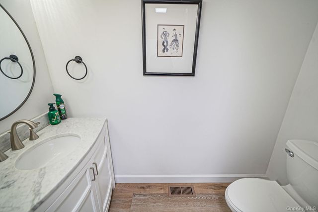 6 Stone Gate Court 6, Smithtown, NY 11787