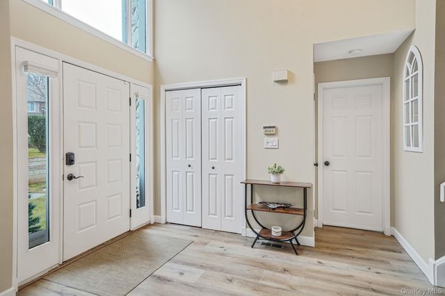 6 Stone Gate Court 6, Smithtown, NY 11787