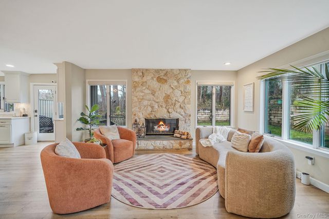 6 Stone Gate Court 6, Smithtown, NY 11787