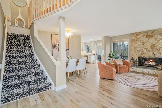 6 Stone Gate Court 6, Smithtown, NY 11787