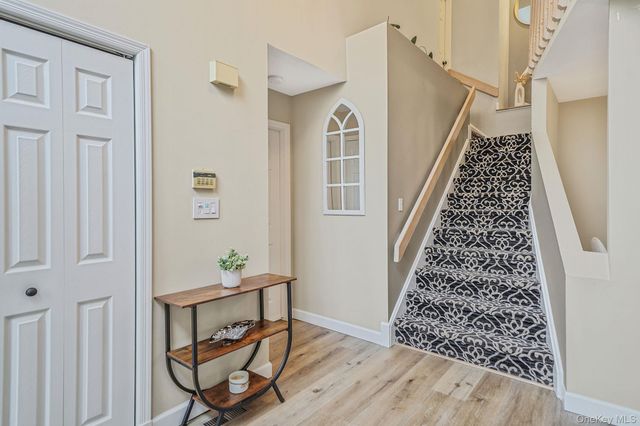 6 Stone Gate Court 6, Smithtown, NY 11787