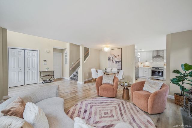 6 Stone Gate Court 6, Smithtown, NY 11787