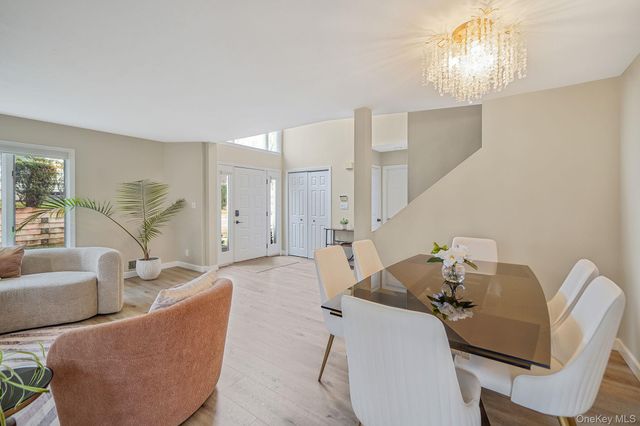 6 Stone Gate Court 6, Smithtown, NY 11787