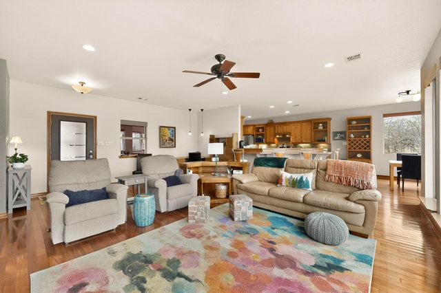 185 Silver Lakes Drive, Sunset, TX 76270